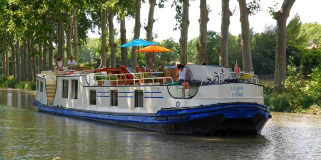 La elegante Barcaza Hotel "Clair de Lune" navegando por el encantador Canal du Midi CRUCEROS FLUVIALES CANALES DE FRANCIA CANAL DU MIDI CLAIR DE LUNE DESCUENTOS OFERTAS CRUCEROS EN FAMILIA CRUCEROS EN GRUPO ALQUILER CHARTER DE CRUCEROS BARCOS PRIVADOS CRUCEROS SUR DE FRANCIA CLAIR DE LUNE HOTEL BARGE